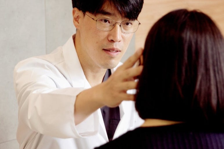 강남하안검수술 vs 눈밑지방재배치, 차이점 알고 계신가요?