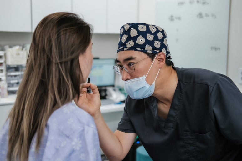 강남역 성형외과전문의, 늙어보이는 팔자주름 어떻게 해결할까? 사진 17